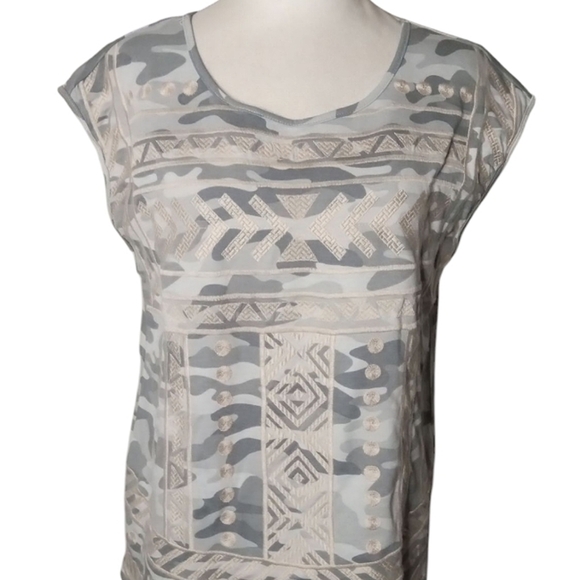 Savanna Jane Allison Embroidered Camo Tshirt Top Gray Taupe Size Small - Picture 5 of 9